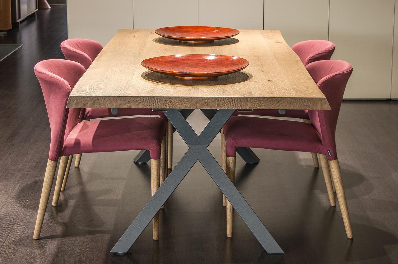 Nowoczesne stoły drewniane do salonu: z salonu meblowego w Bielsku-Białej czy z sieciówki?
