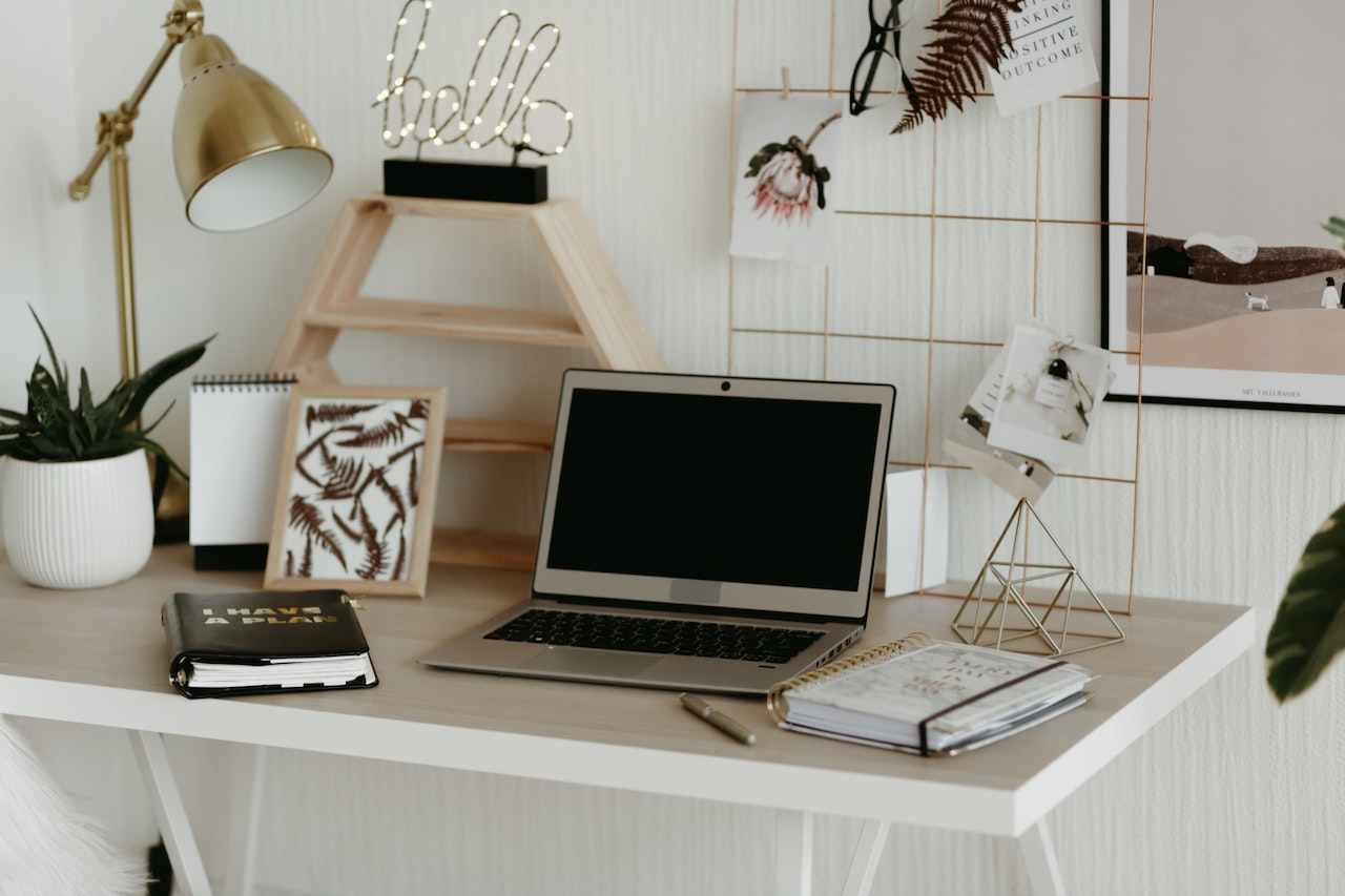 Jak zorganizować przestrzeń biurową do pracy w domu?
