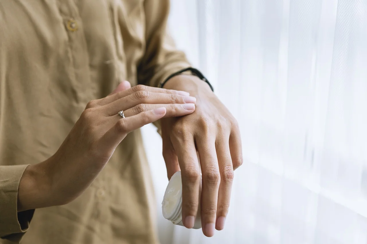 5 Prostych Sposobów na Skuteczną Pielęgnację Ciała – Odkryj Sekret Gładkich Rąk z Woskiem